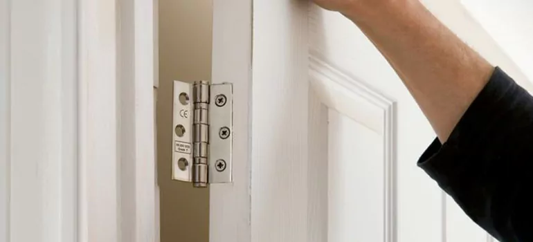 Bathroom Stall Door Hinge Repair in Sherbrooke, QC